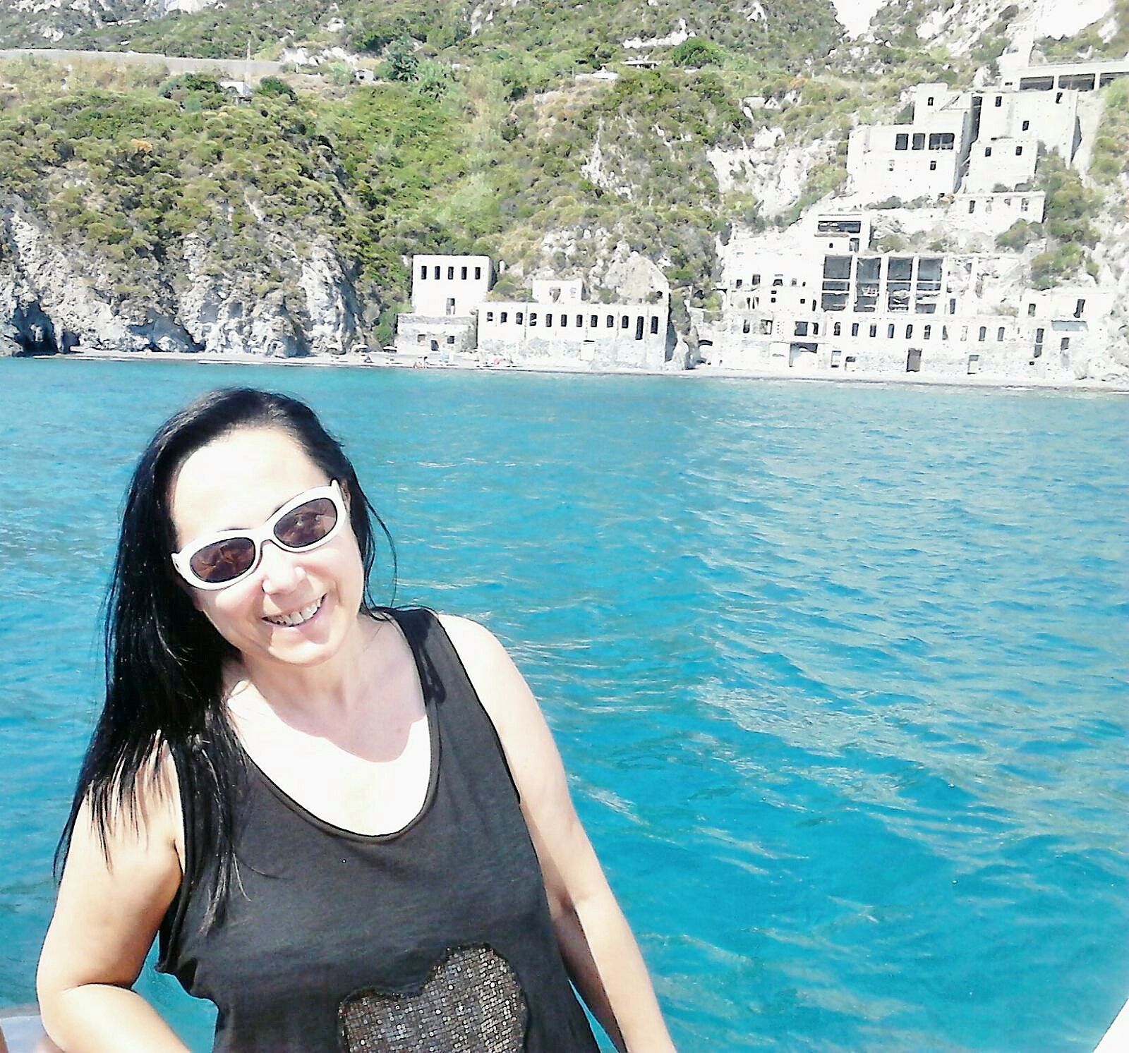 Ana navegando hacia Sicilia isla del archipiélago de las Eolias en Italia.