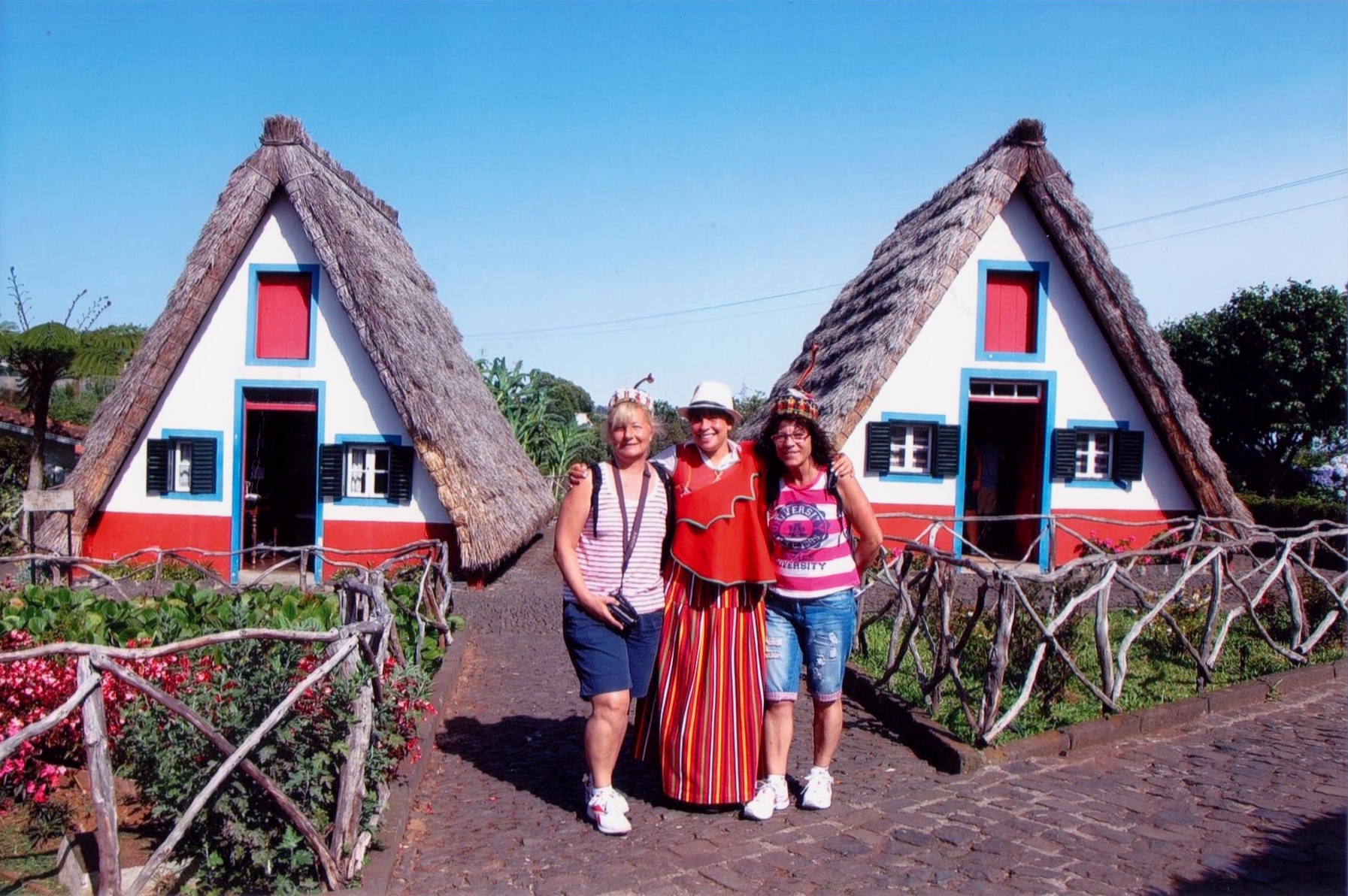 Merche y Valen posan en Madeira con sus típicas casas triangulares.