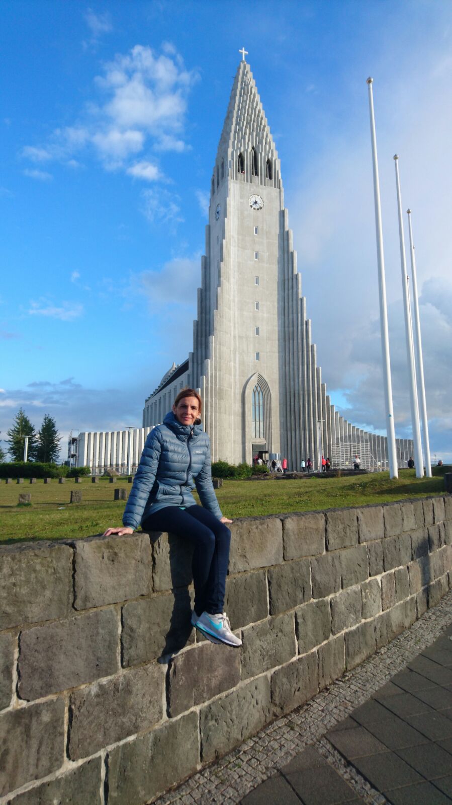 Gloria con la Iglesia de Hallgrimur al fondo en Islandia.