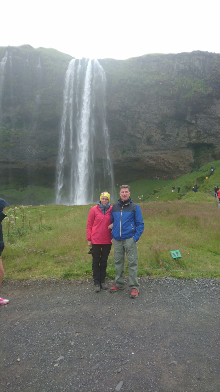 Domènec y Gloria ante la catarata Seljalandfoss, Islandia.