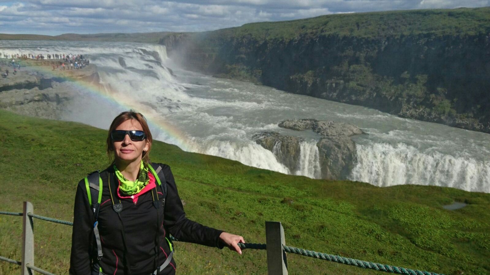 Gloria junto a la espectacular catarata Gullfos en Islandia.