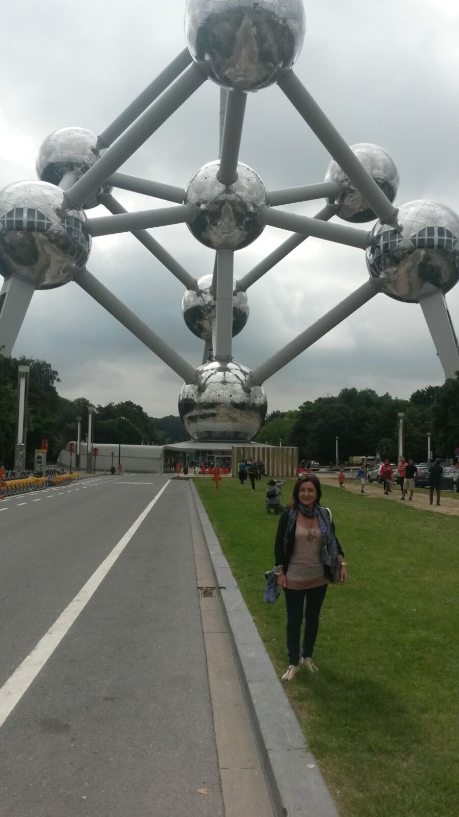 Montse en Bruselas con Atomium tras ella.