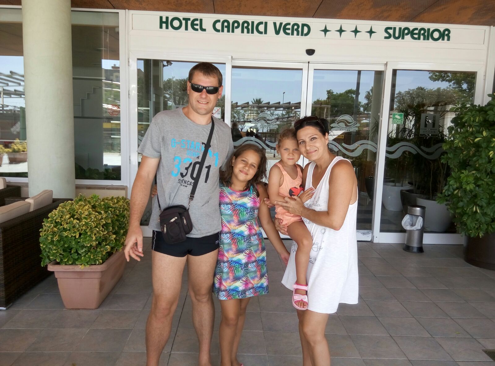 Esther, Joan, Carla y Ainhoa en la puerta de su hotel en Santa Susana.