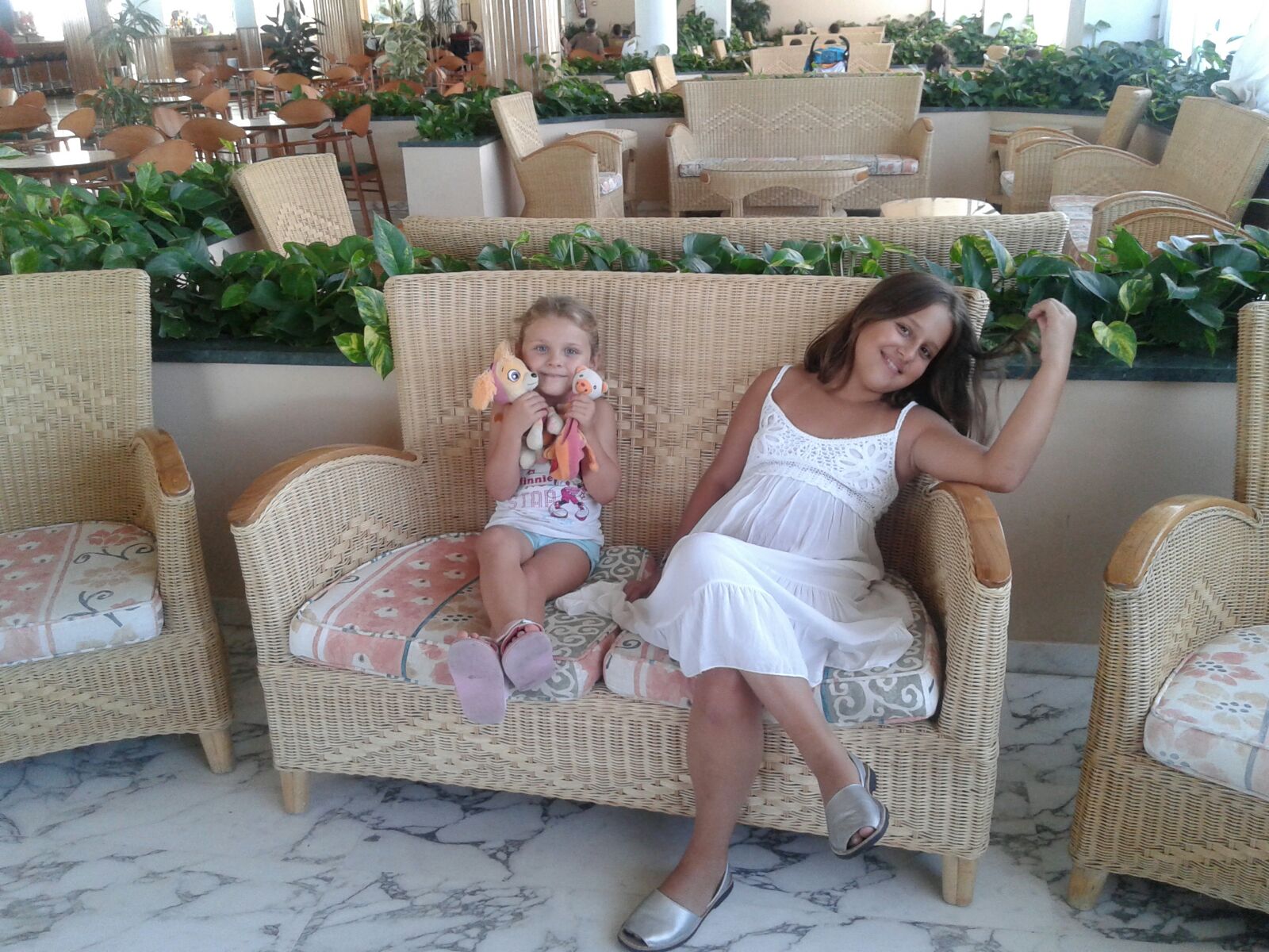 Ainhoa y Carla se relajan en el hotel.
