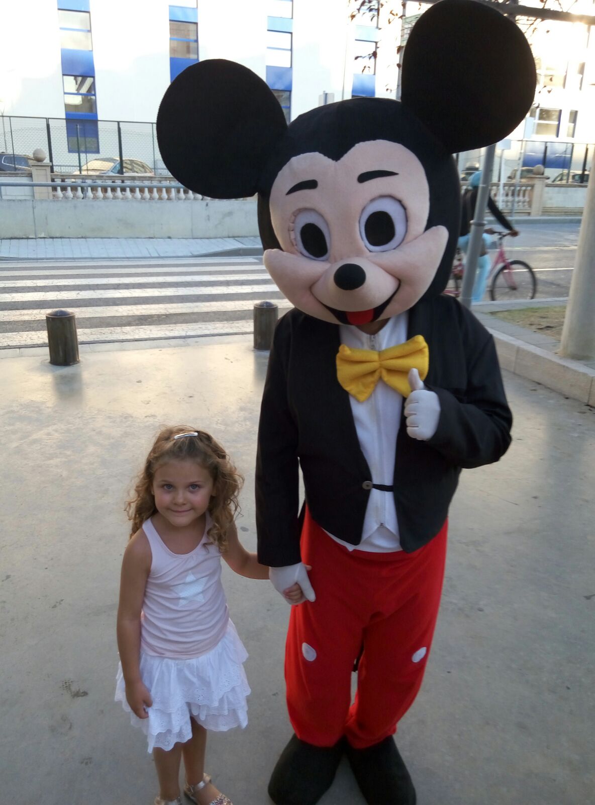 Ainhoa junto a Mickey
