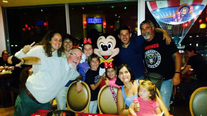 Miguel con su familia en Disneyland París