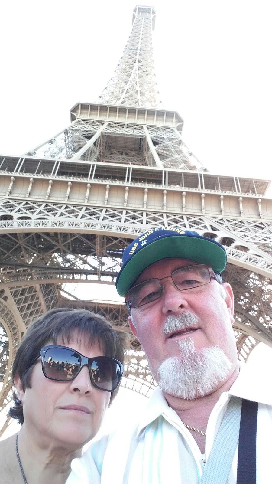Miguel y Paqui bajo la torre Eiffel.