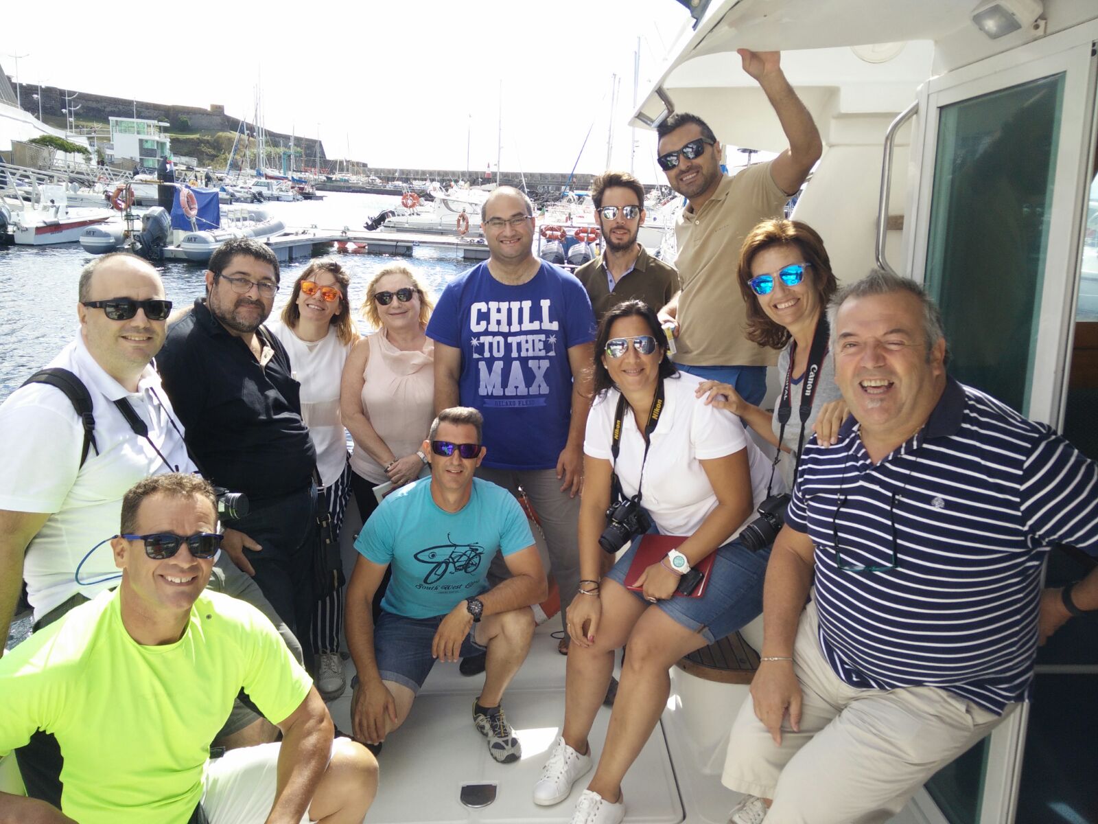 Pam y los compis de Dit, listos para avistar cetaceos con los amigos de Atlantiagra en la Isla de Terceira, Azores.