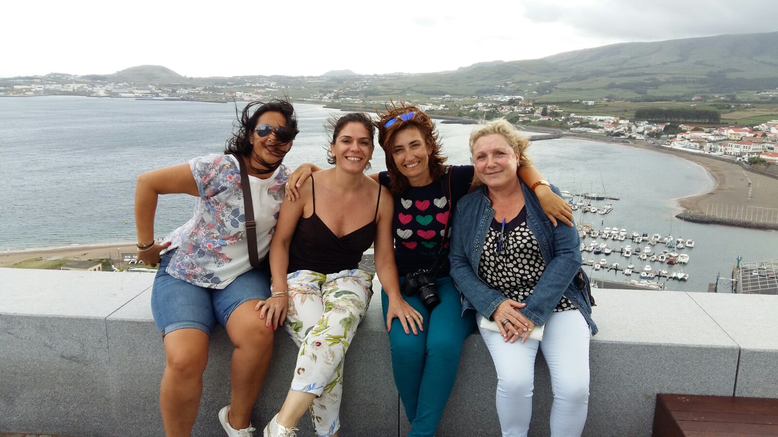 Las feminas del Fam de Dit a la isla de Terceira en Azores, con playa Da Vitoria al fondo.