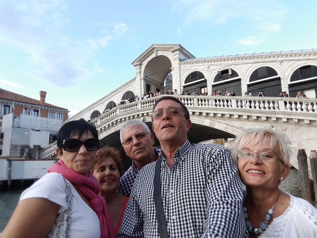 Ino, M Jose, Rosa, Jose y Antonio con el Puente de Rialto en Venecia.