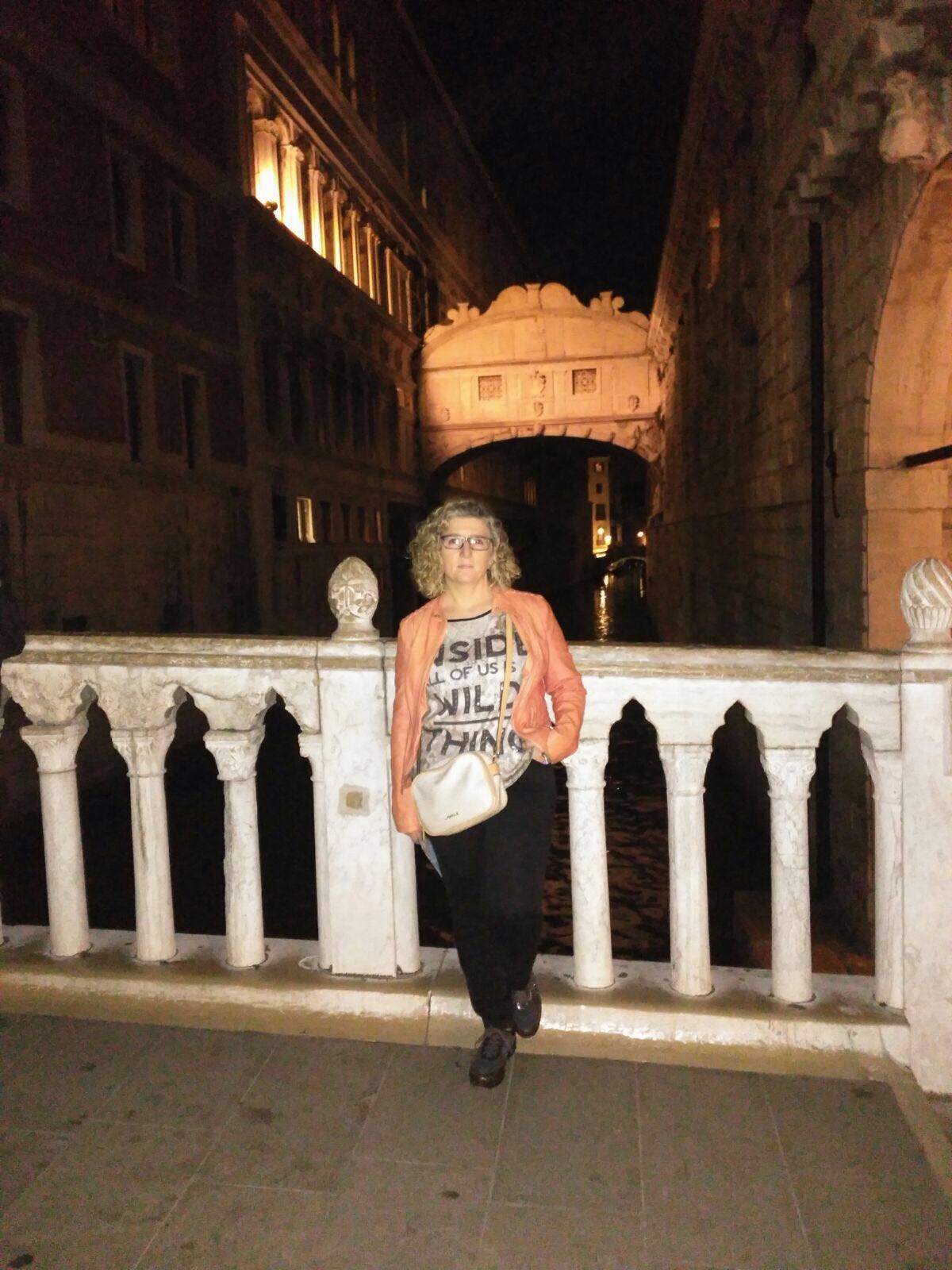 Carmen con el Puente de los suspiros tras ella en Venecia