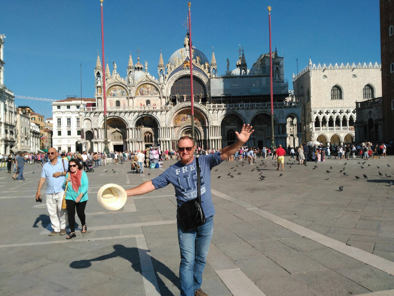 Federic divertido en la plaza San Marcos con la Basilica al fondo, en Venecia