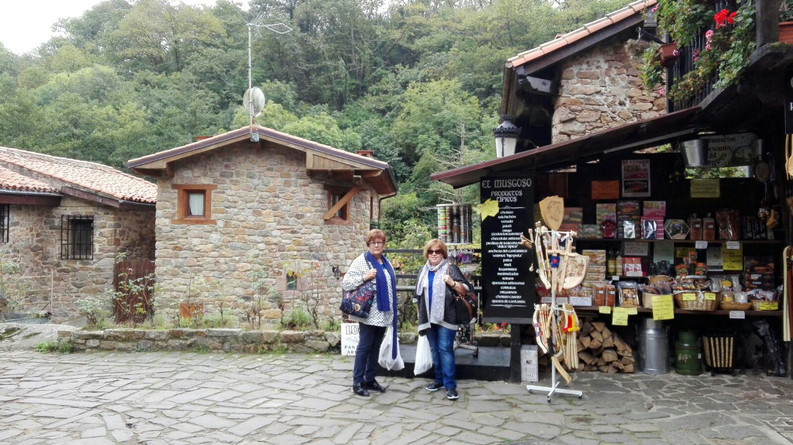 Montse y Ventura no se resisten a comprar productos típicos  de Cantabria.