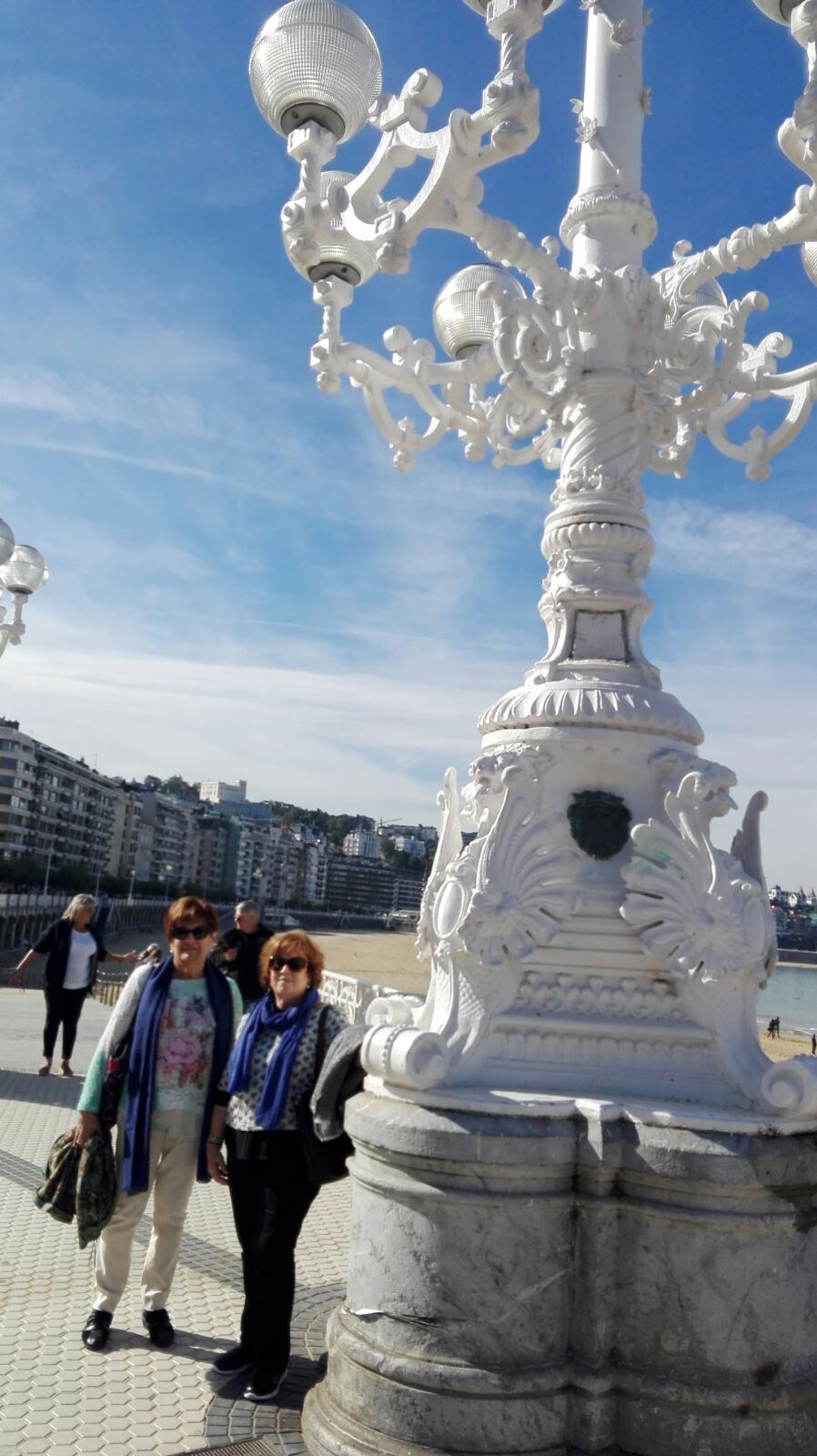 Montse y Ventura posan junto a una farola del paseo marítimo de San Sebastian.