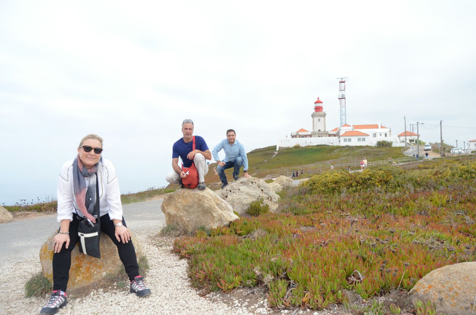 Pam, Antonio y Alfonso con el faro más Occidental de Europa al fondo.