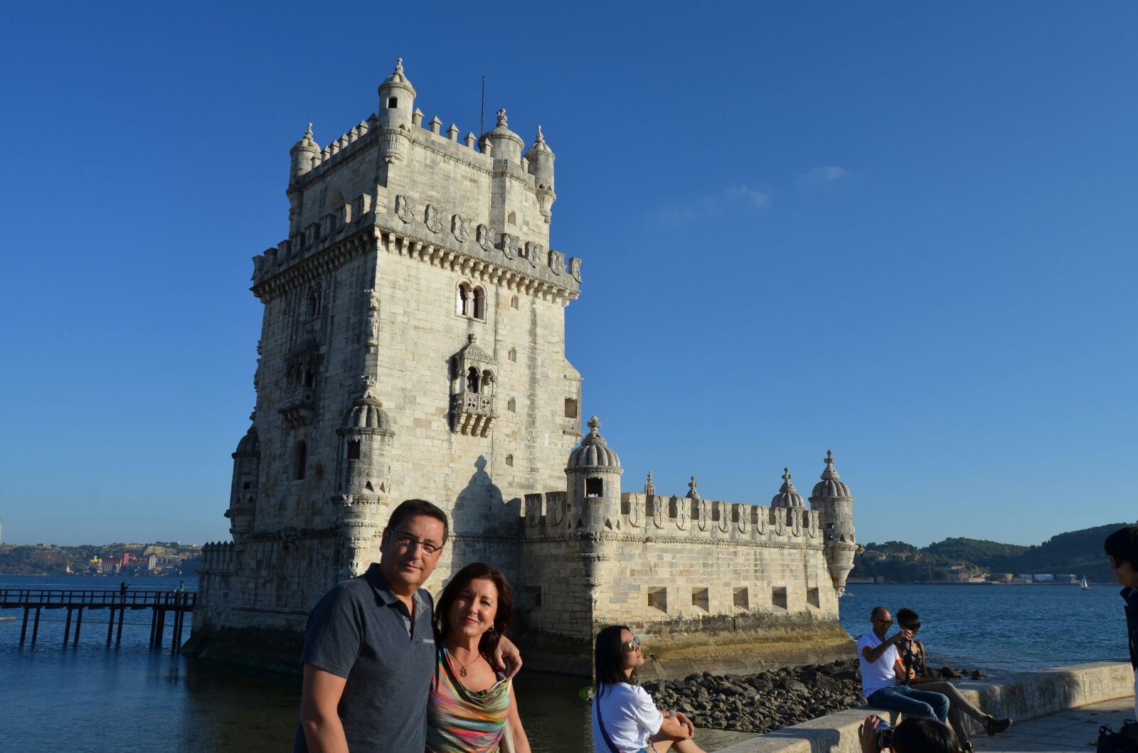 Alfonso y Montse en la torre de Belém en Lisboa.