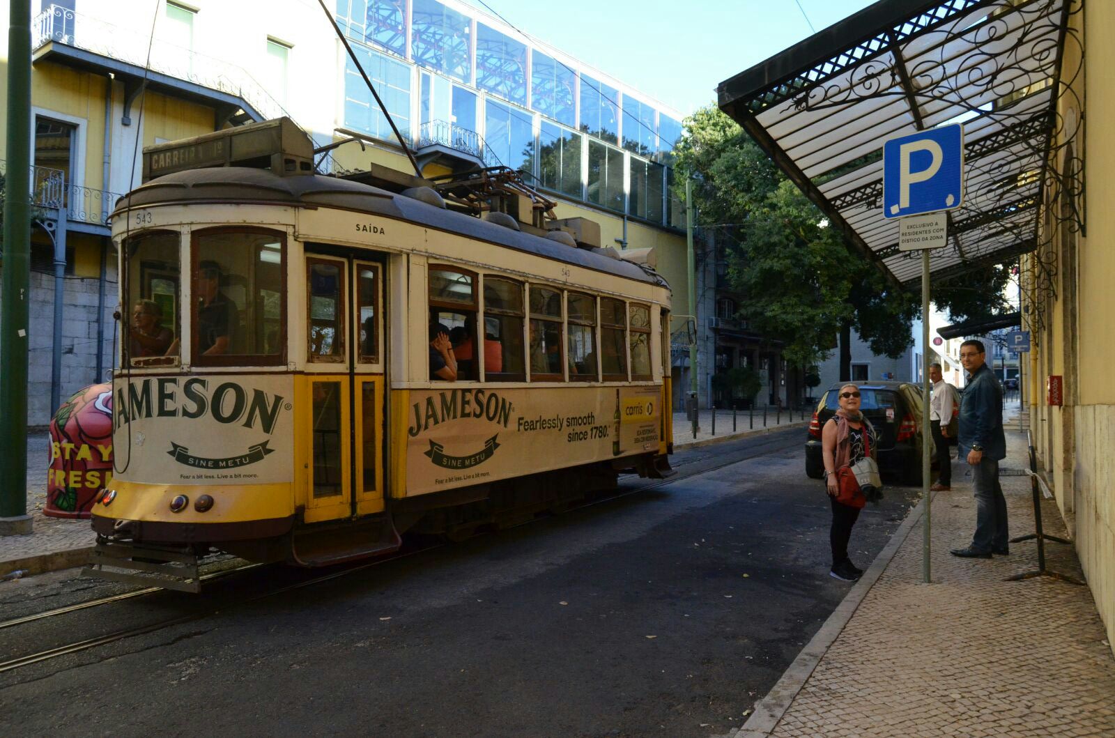 Pam, Antonio y Alfonso junto uno de los típicos tranvías de Lisboa