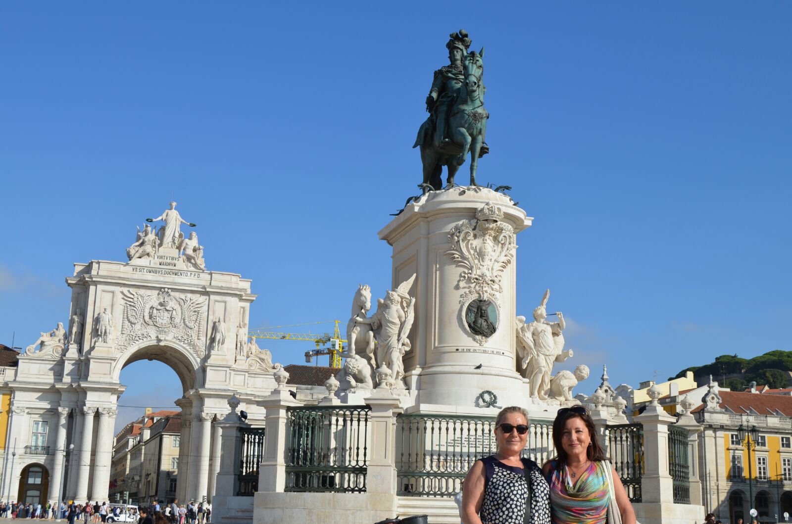 Pam y Montse en la Plaza del Comercio con su Arco triunfal y la estatua de Jose I.