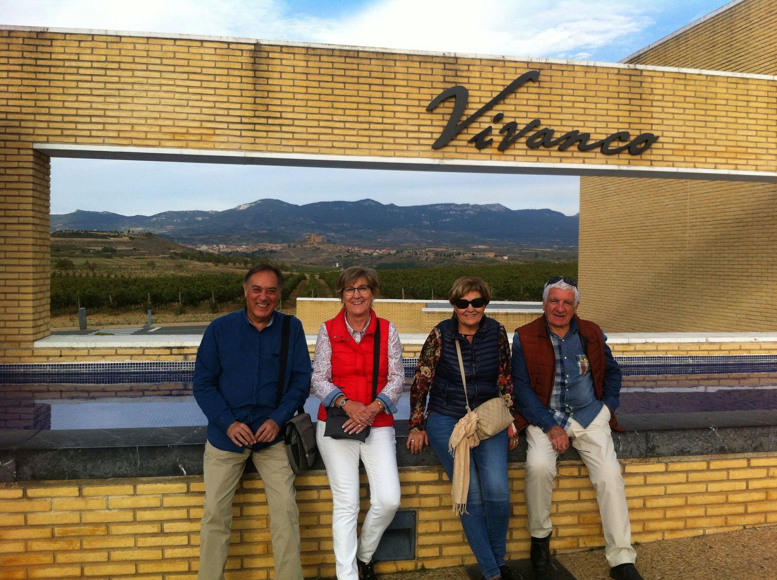 Joan, Consol y sus amigos delante del museo del vino de Briones en la Rioja