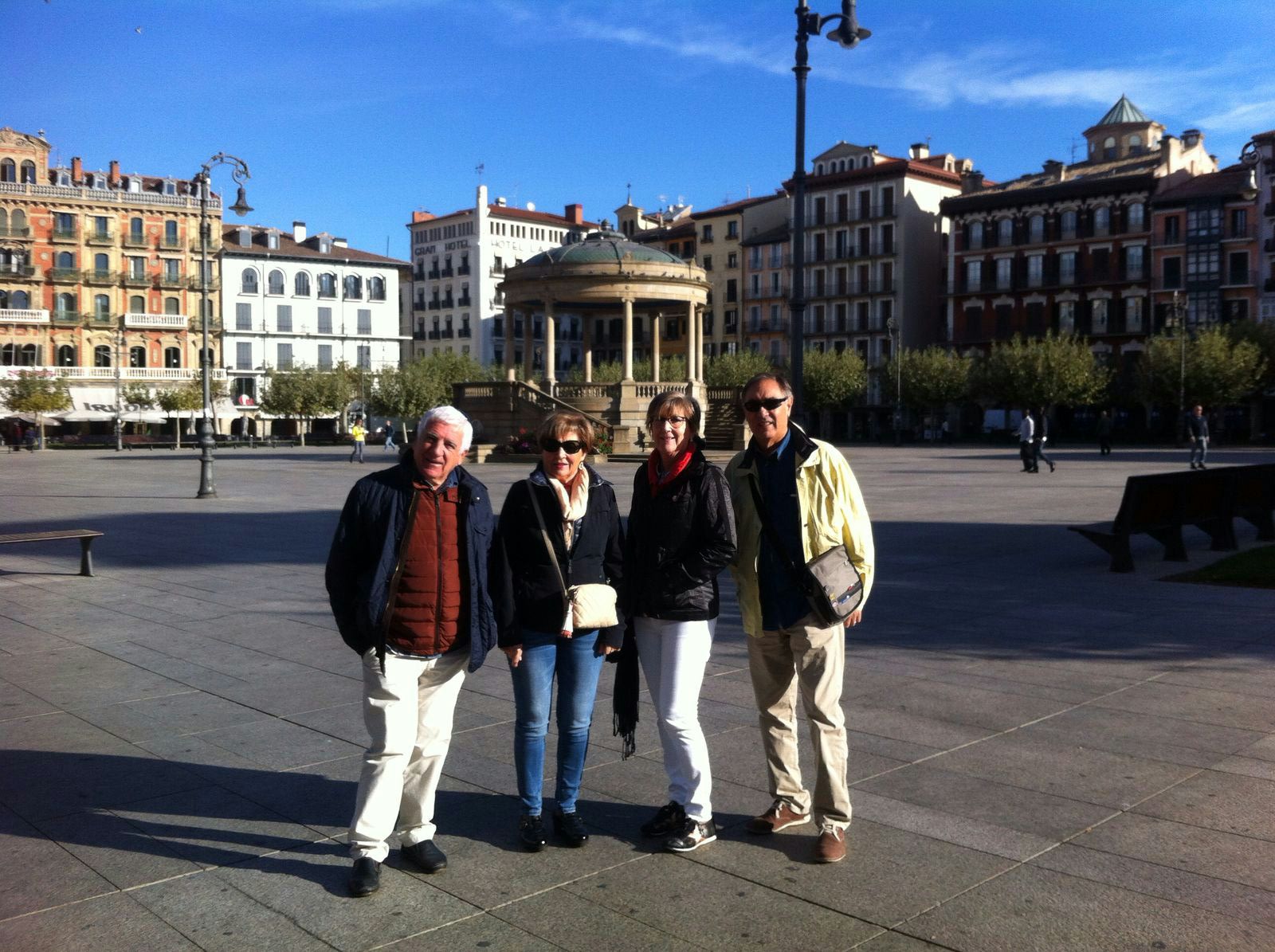 Joan, Consol, Jose Luis y Montse en la plaza del Castillo de Pamplona