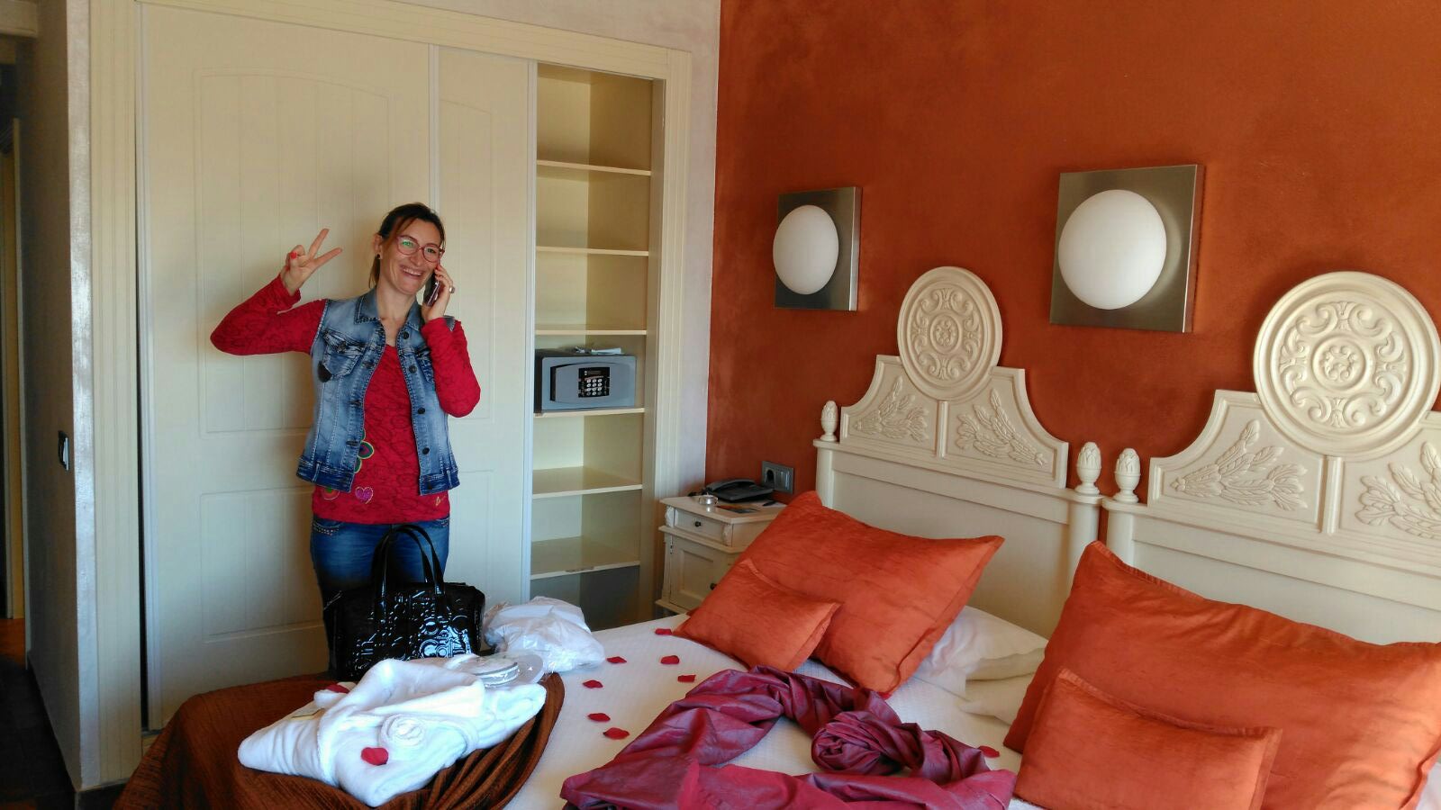 Martina feliz con su Suite del Hotel Spa Cala del Pi.
