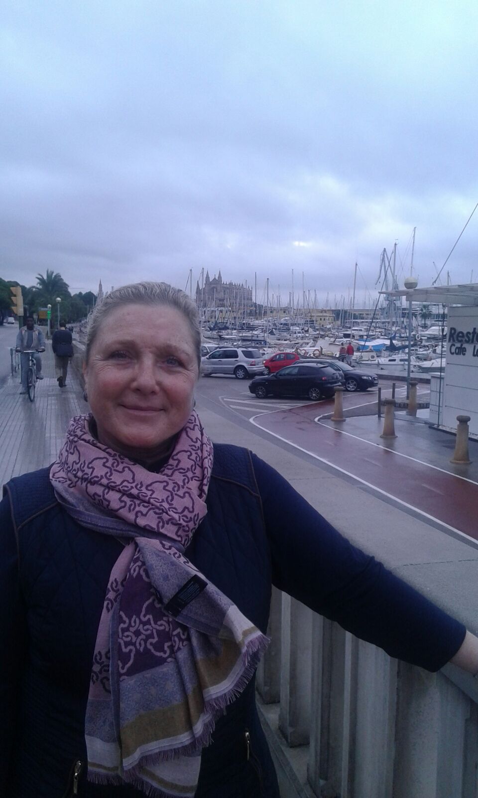 Pam en el paseo maritimo de Palma con la Catedral al fondo.