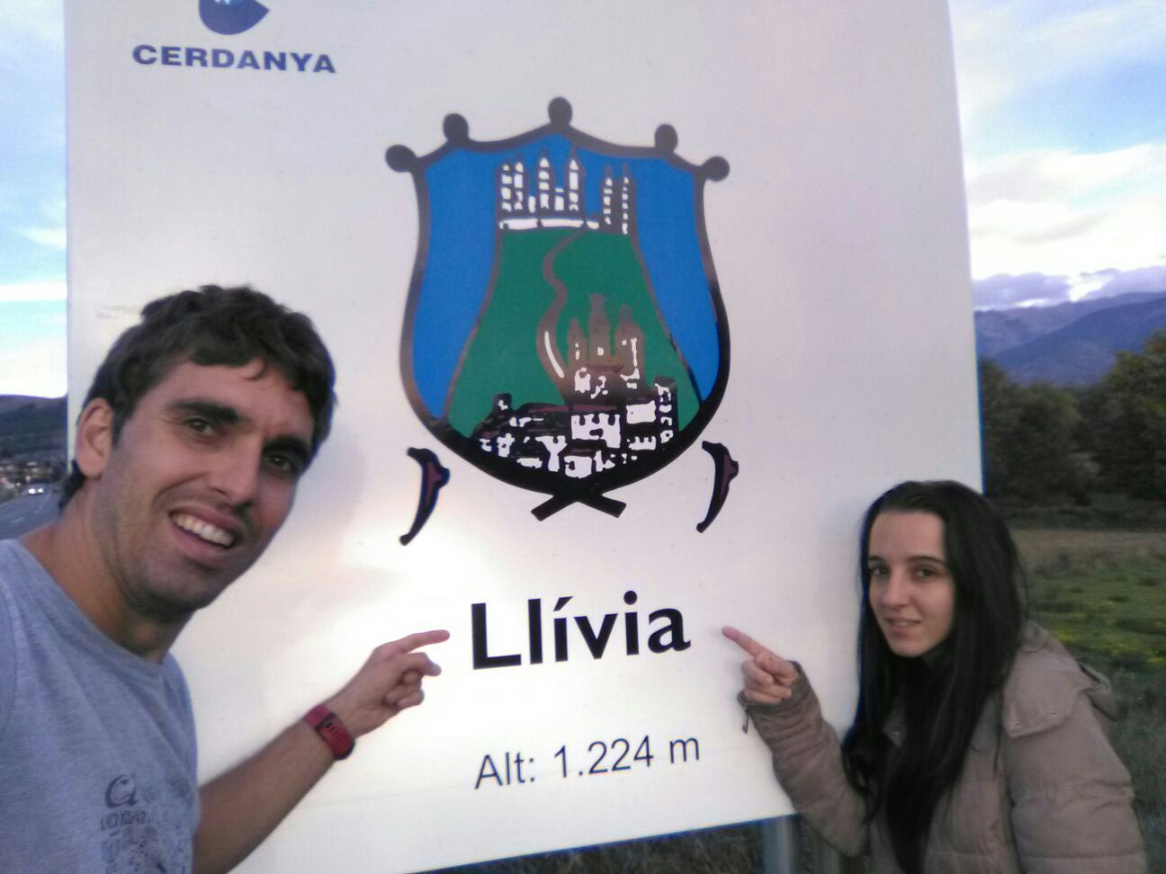 Cristian y Nerea len su llegada a Llívia Española pero en territorio Francés.