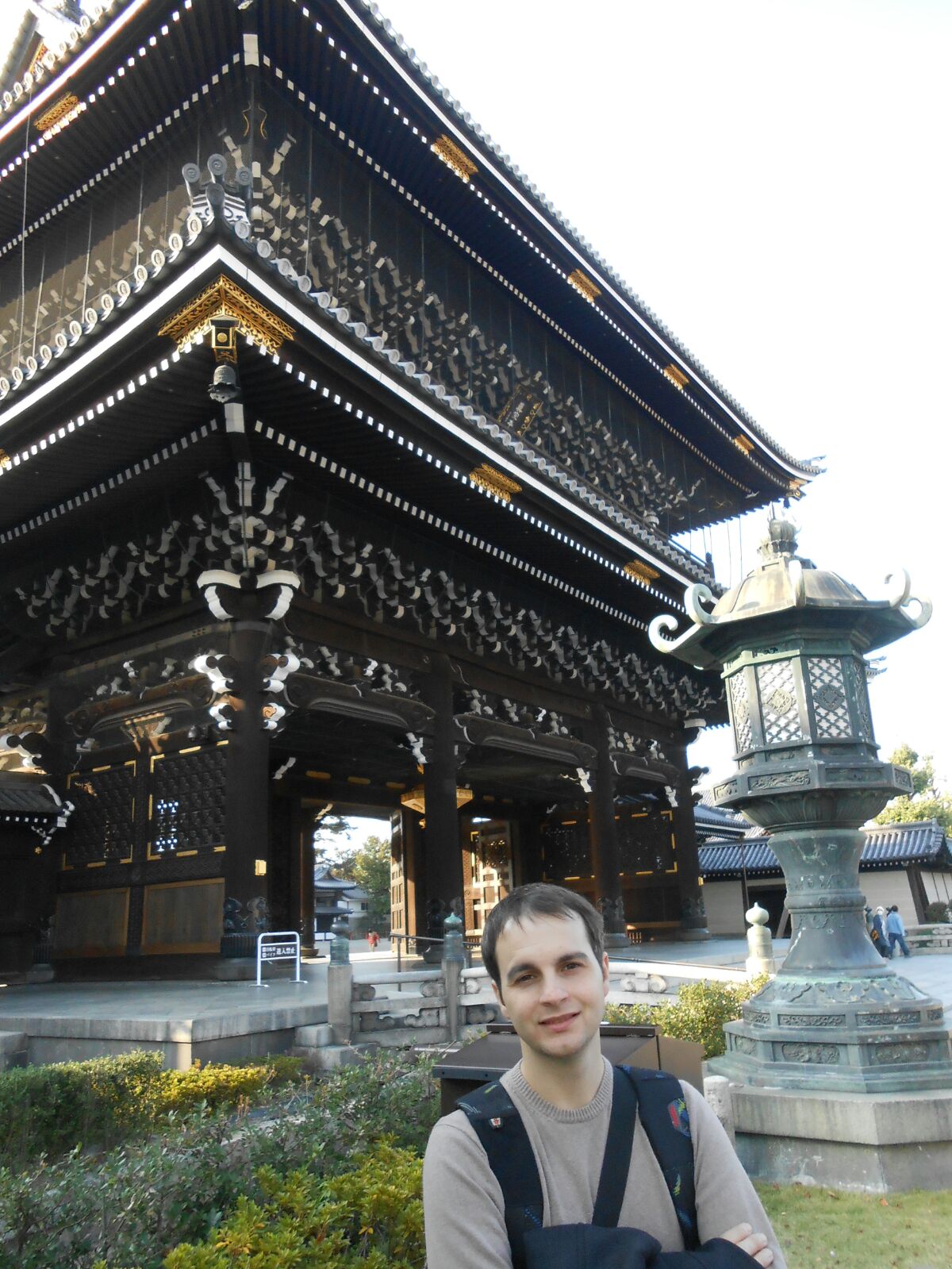 Carlos ante el templo de Nishi Honganji de Kyoto (Japón)