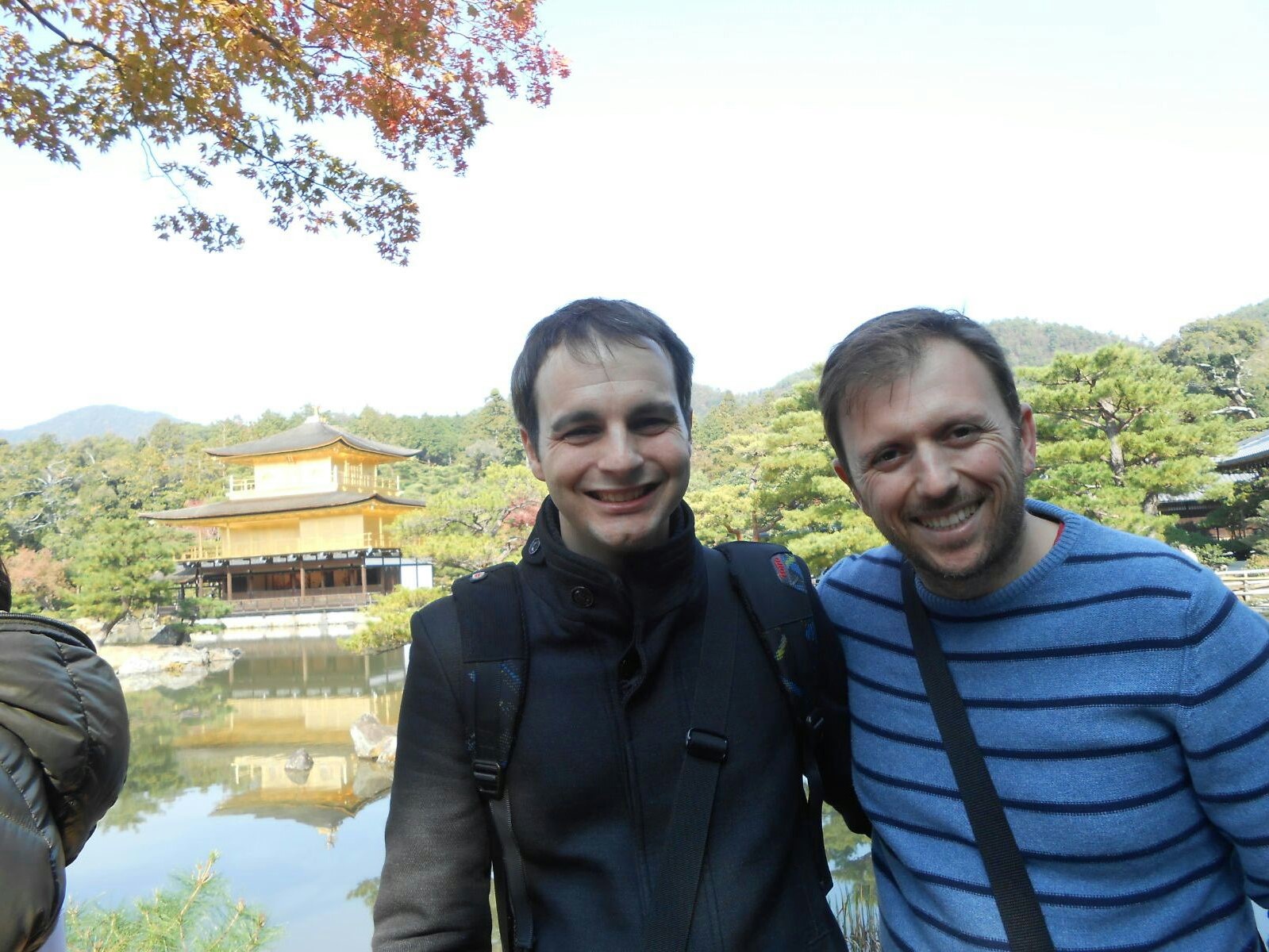 Manolo y Carlos  con el templo Dorado de Kyoto al fondo en Japón.