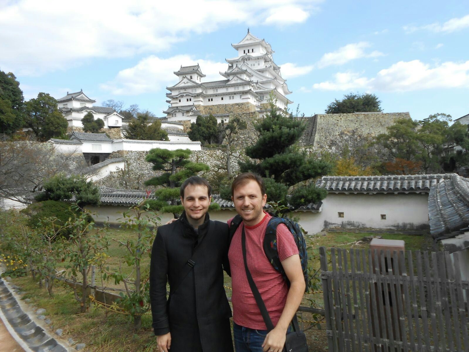 Carlos y Manoo con el Castillo de Himeji al fondo (Japón)