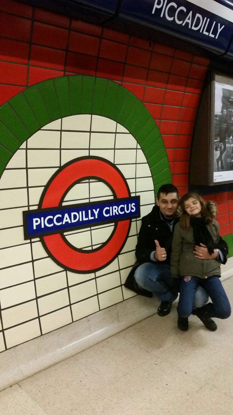 Txema y Naiara en el metro de Picadilly Circus en Londres.