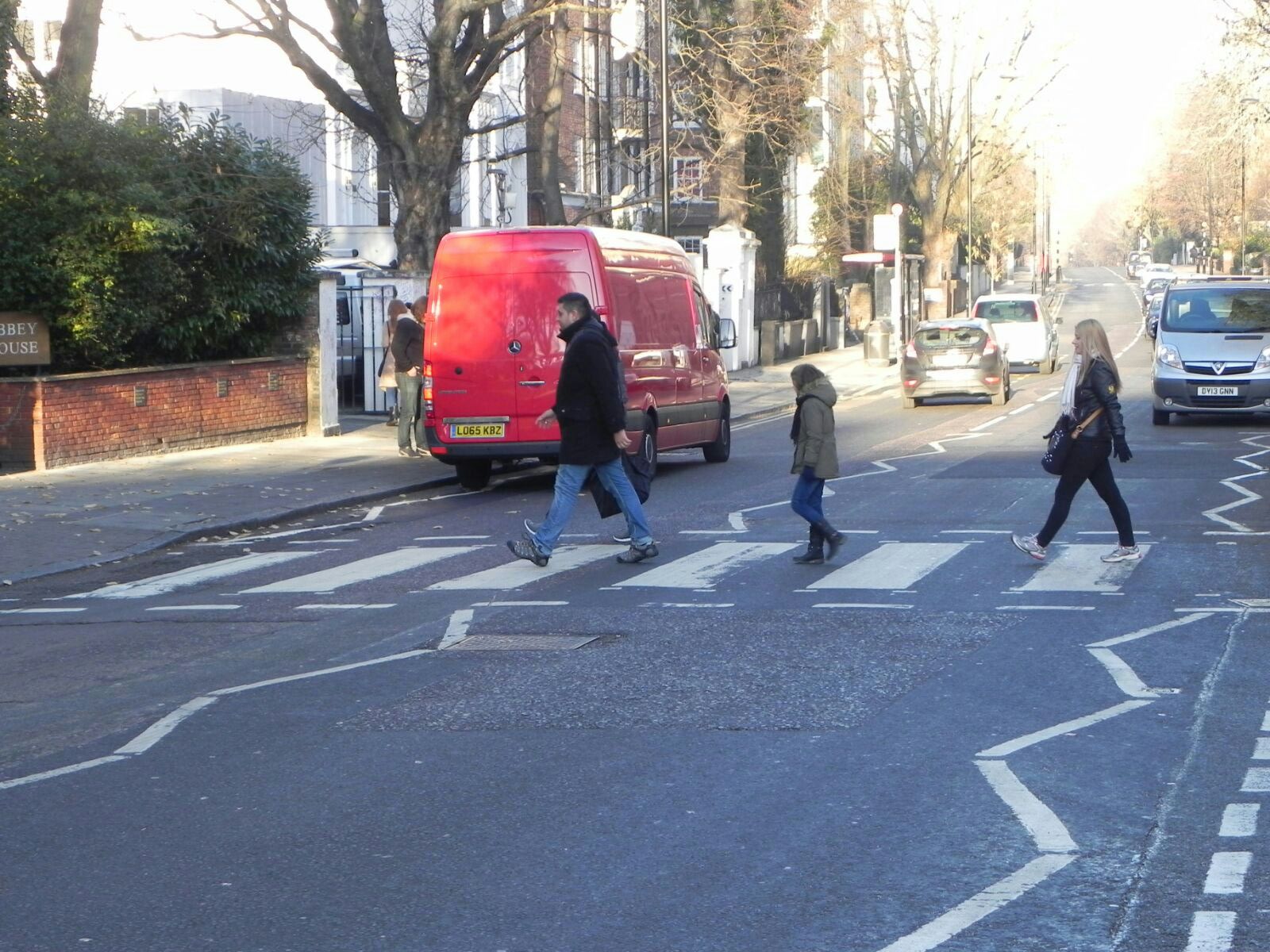 Txema, Zaida y Naiara imitando a Los Beatles cruzando el paso de Abbey Road en Londres