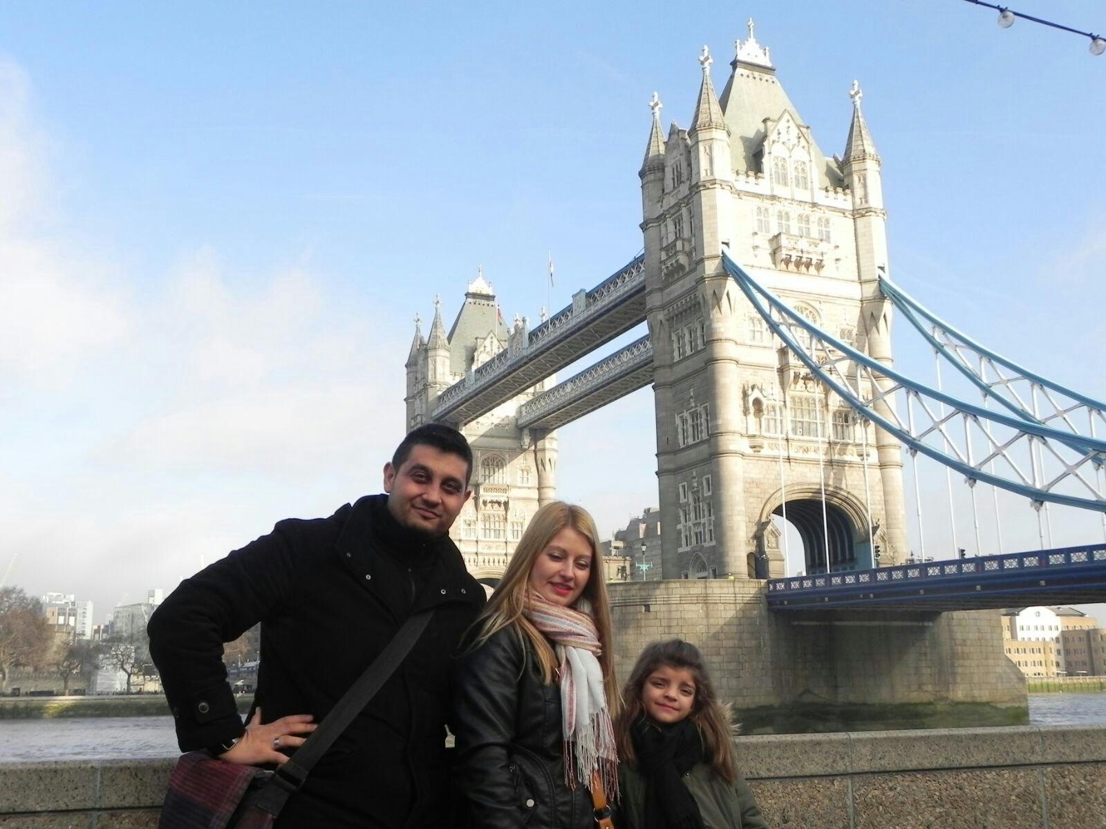 Txema, Zaida y Naiara en el Puente de la Torre en Londres