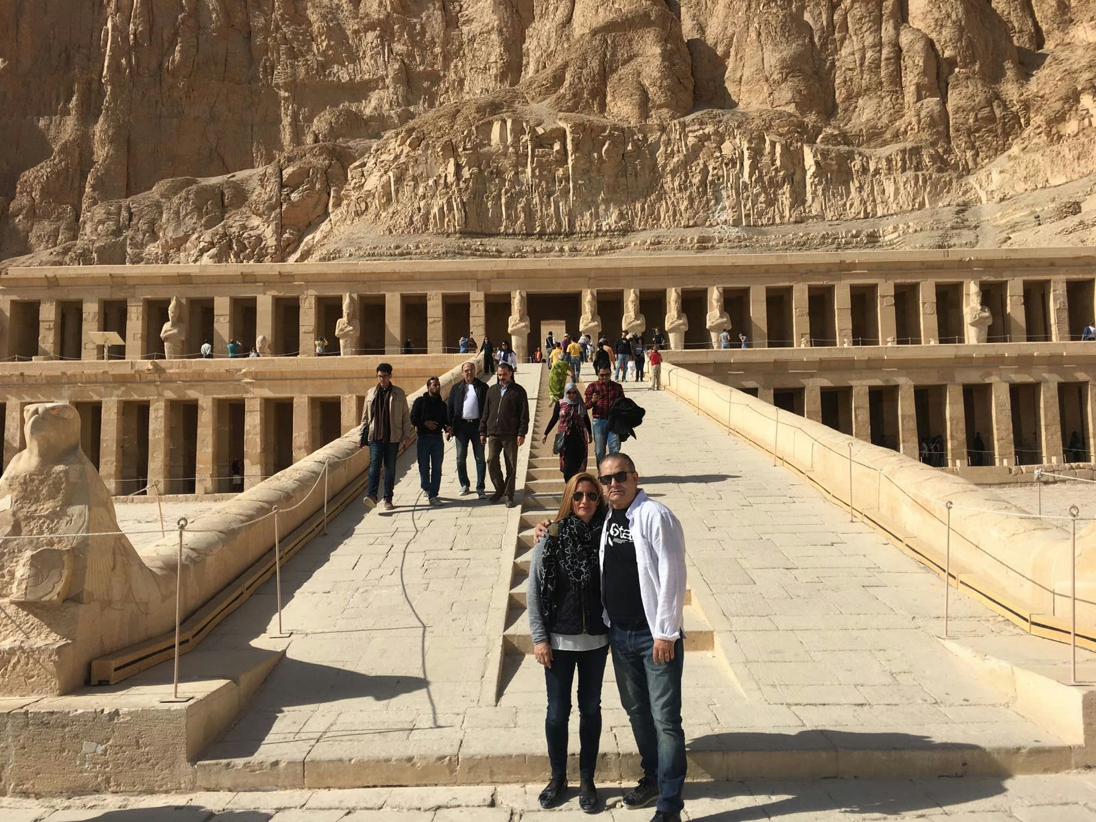 Tina y Nando en el Templo de la Reina Hatshepsut en Deir el bahari, Egipto.