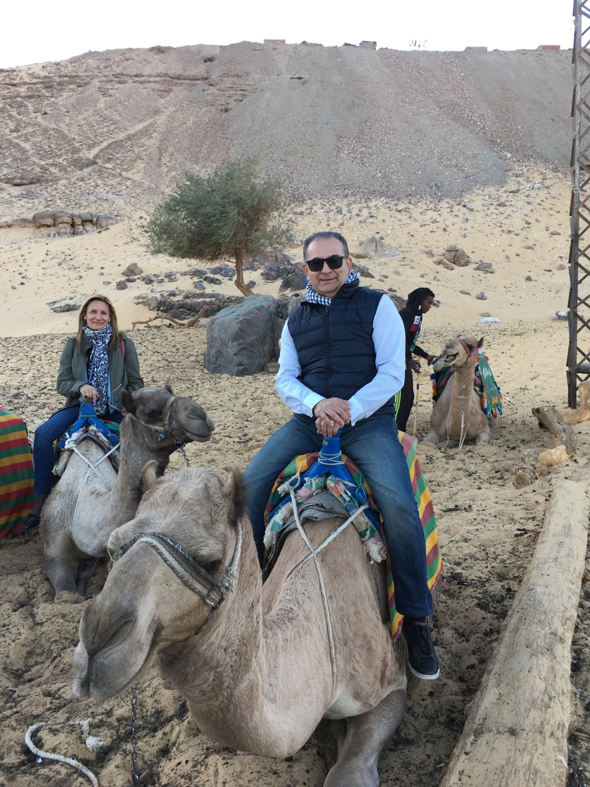 Tina y Nando preparados para una carrera en camello en el Cairo (Egipto)