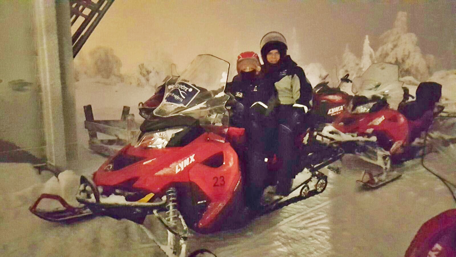 Robert y Helena disfrutando de un paseo en moto de nieve en Laponia